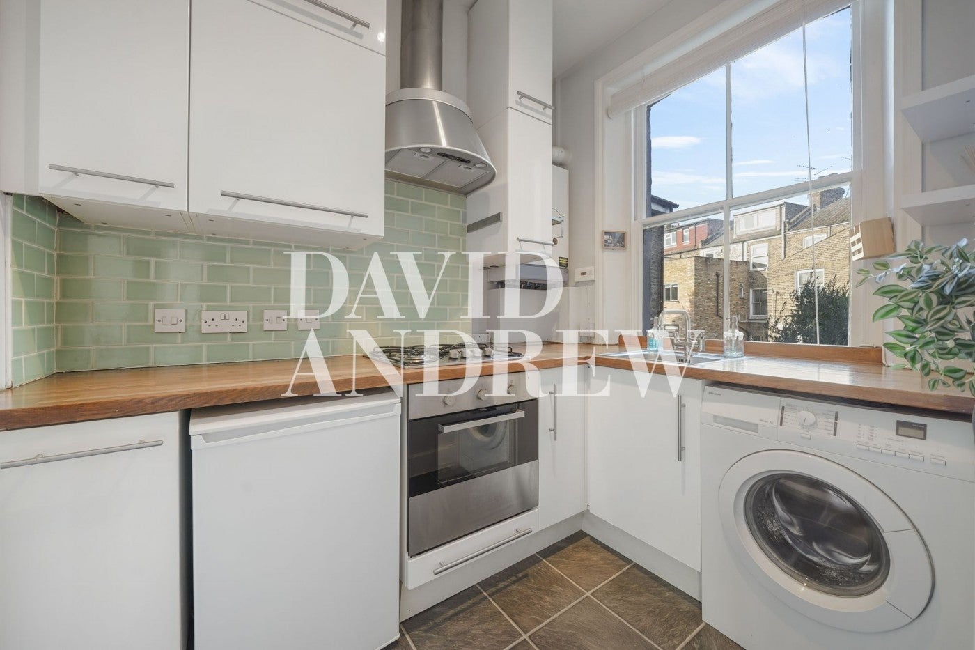 Flat Brownswood Road in Greater London