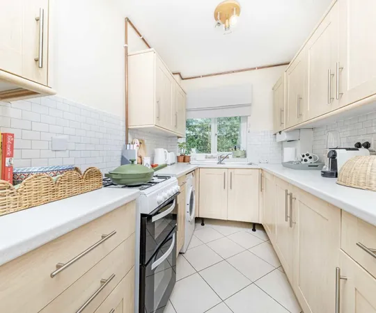 Flat Fairfax Road in Greater London