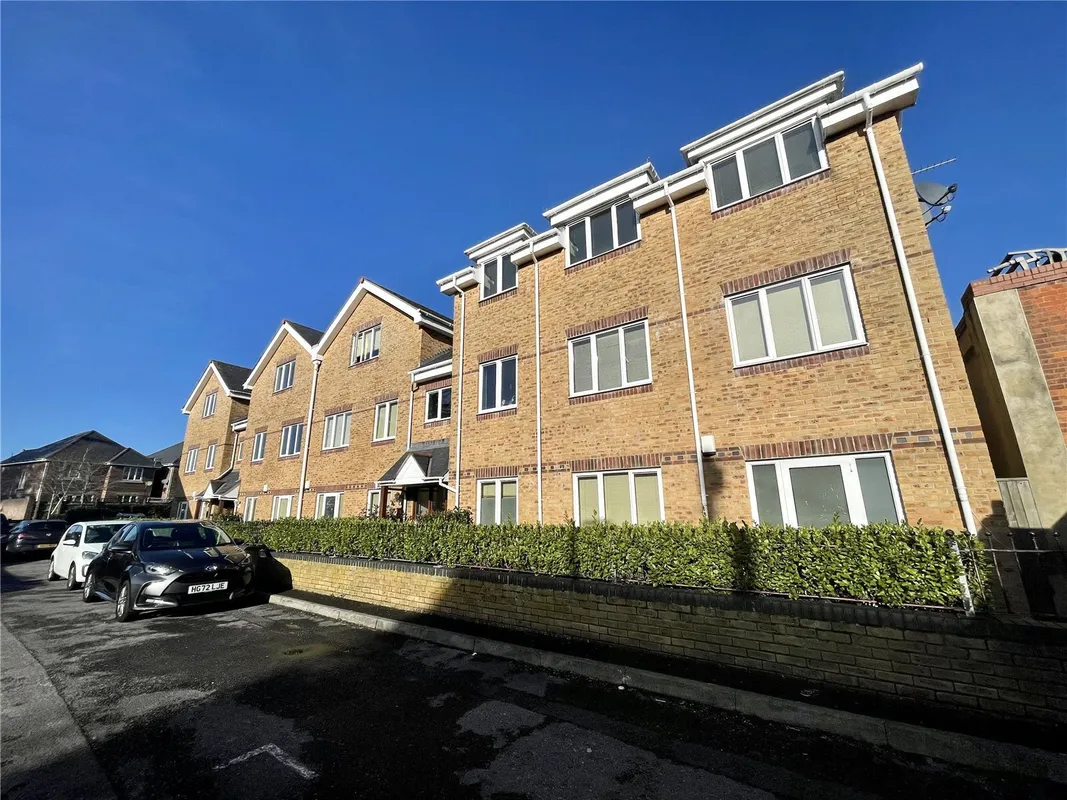 Flat Lampton Gardens in Bournemouth