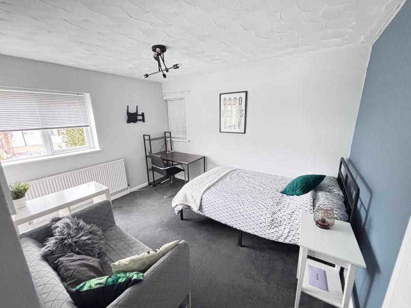 Room Almond Road in Epsom and Ewell