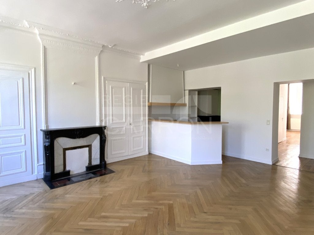 Flat Place Jean Jaurès in Saint-Étienne