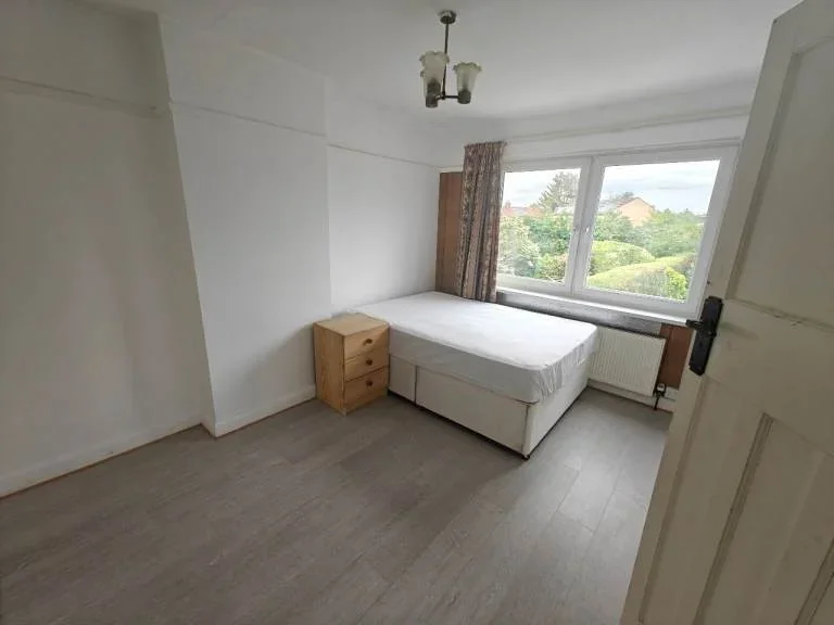 House Redfern Avenue in Greater London