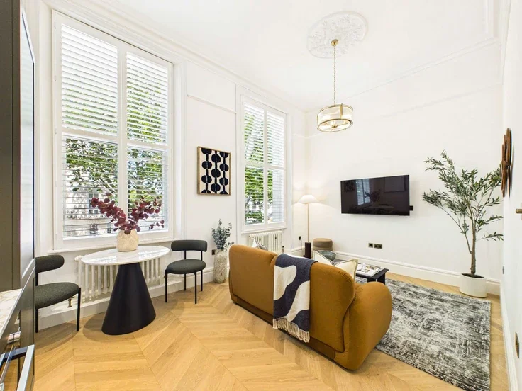 Flat Holland Park Gardens in Greater London