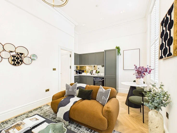 Flat Holland Park Gardens in Greater London