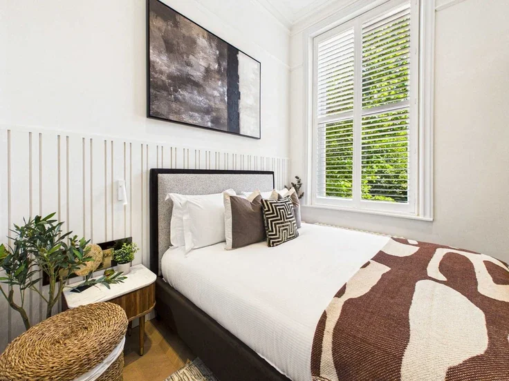 Flat Holland Park Gardens in Greater London