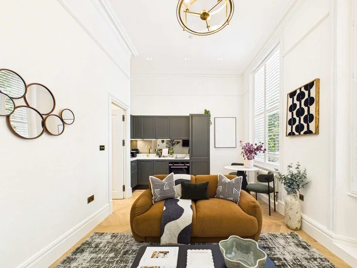 Flat Holland Park Gardens in Greater London