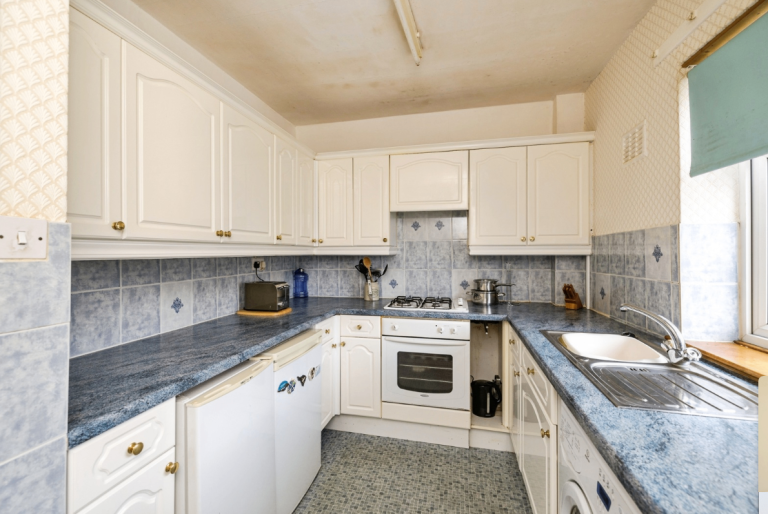 Flat Ochiltree Gardens in City of Edinburgh