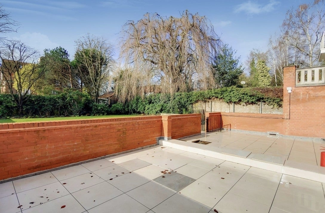 Flat Fitzjohn's Avenue in Greater London