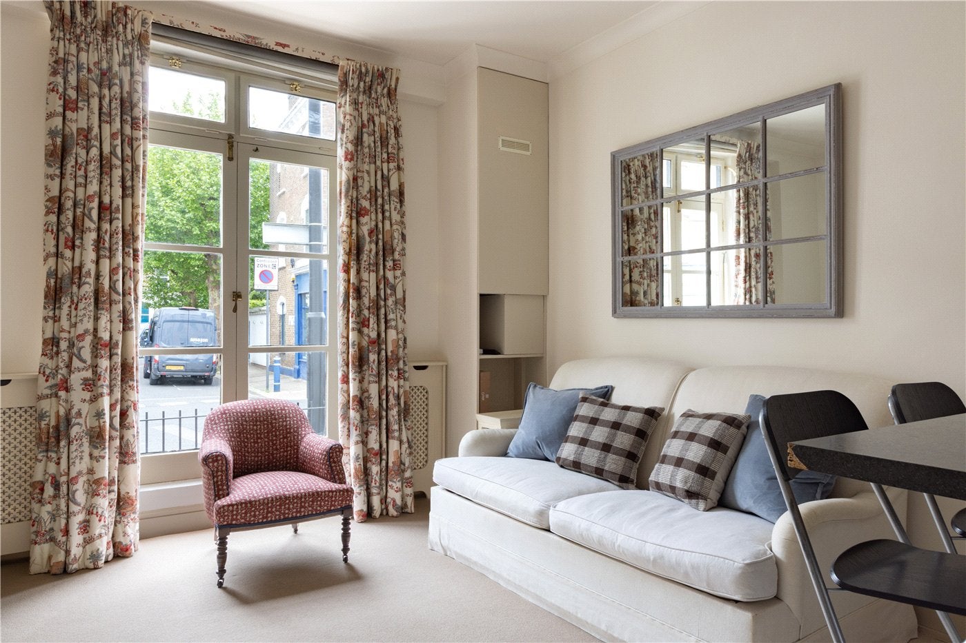 Flat Blythe Road in Greater London