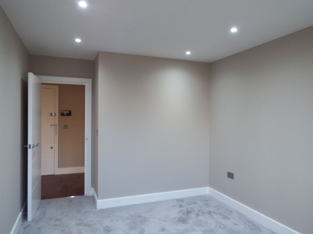 Flat Fishponds Road in Wokingham