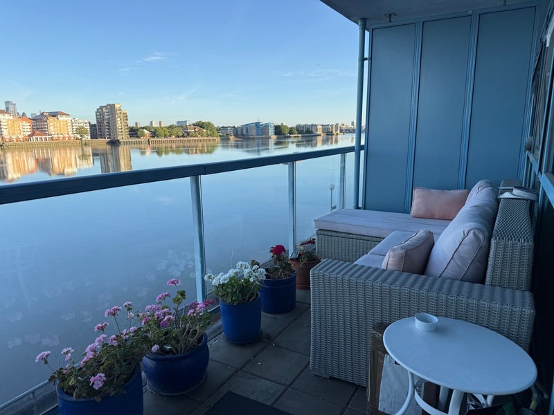 Room Arnhem Place in Greater London