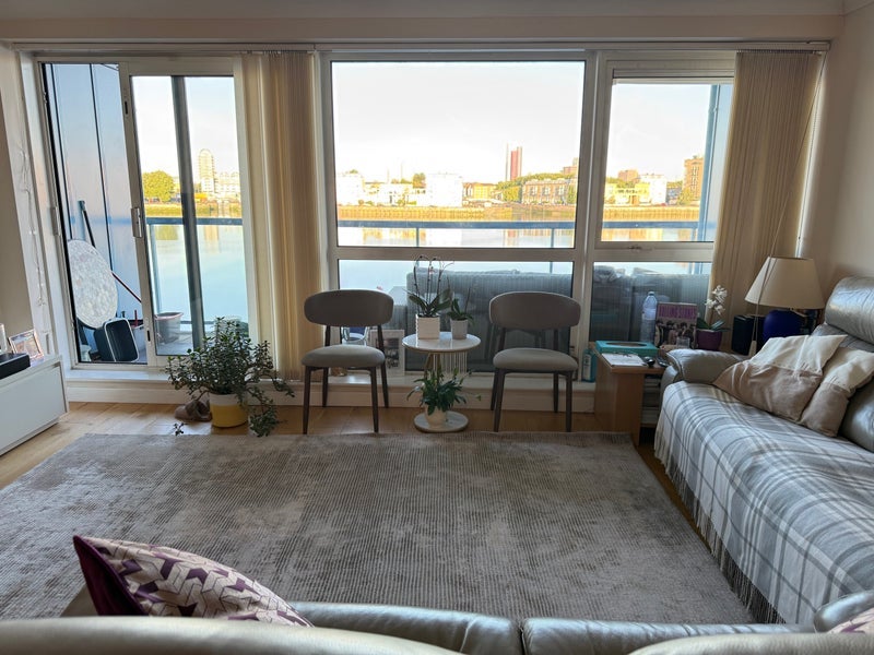 Room Arnhem Place in Greater London
