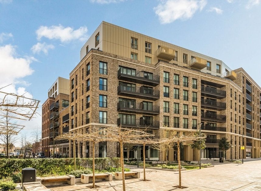 Flat Cendal Crescent in Greater London