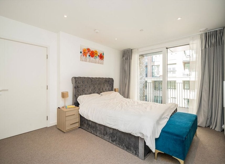 Flat Cendal Crescent in Greater London