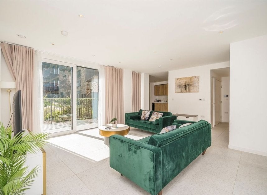Flat Cendal Crescent in Greater London