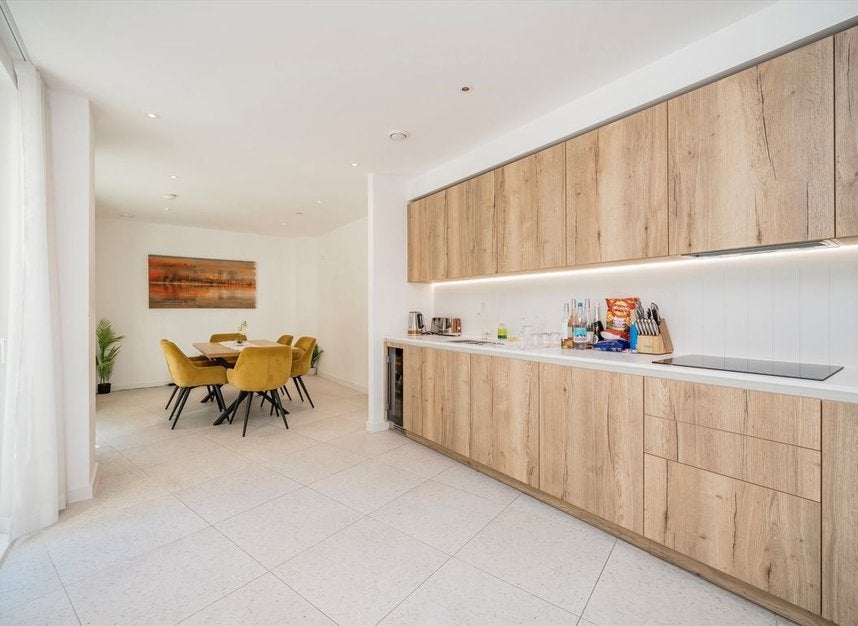 Flat Cendal Crescent in Greater London