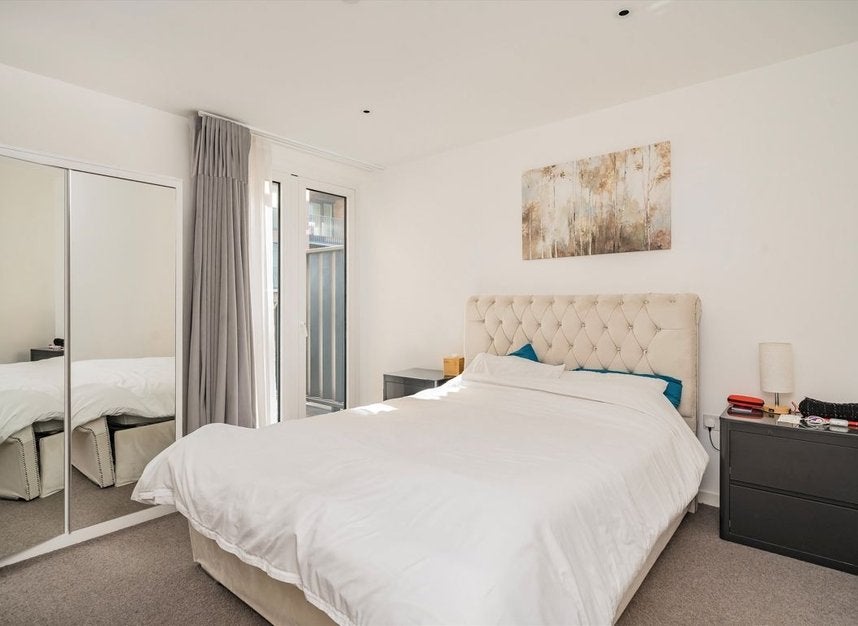 Flat Cendal Crescent in Greater London