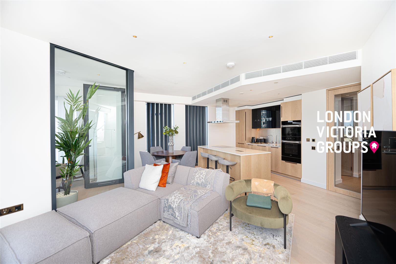 Flat Nine Elms Lane in Greater London