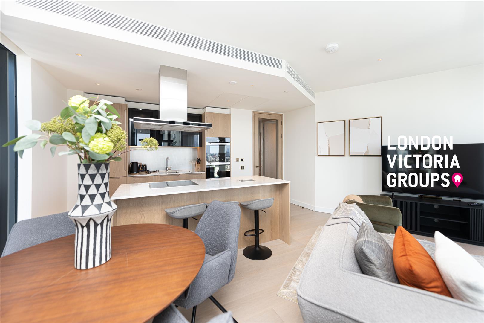 Flat Nine Elms Lane in Greater London