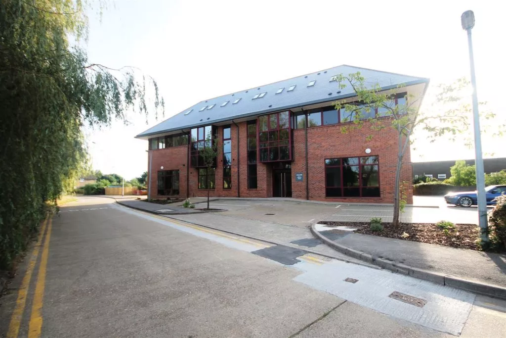 Flat Challenge Court in Mole Valley