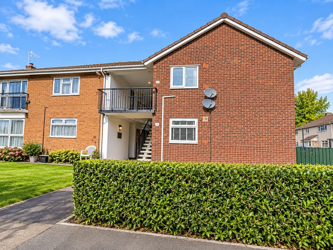 Flat Caernarvon Crescent in Cwmbrân