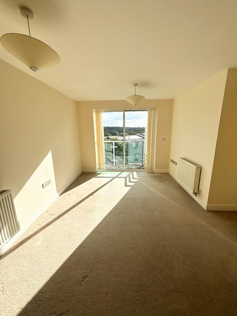 Flat Highbury Drive in Mole Valley
