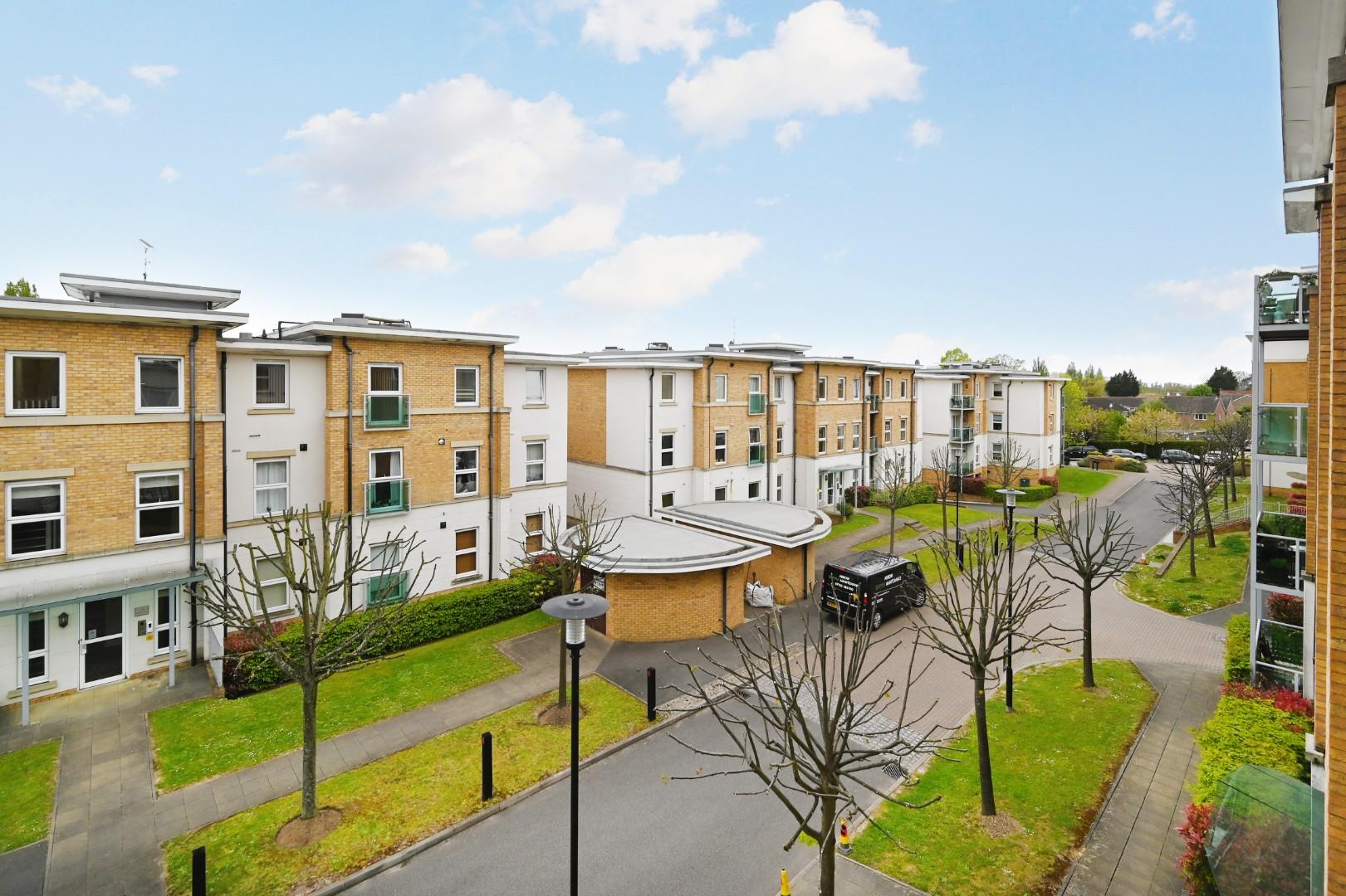 Flat Highbury Drive in Mole Valley
