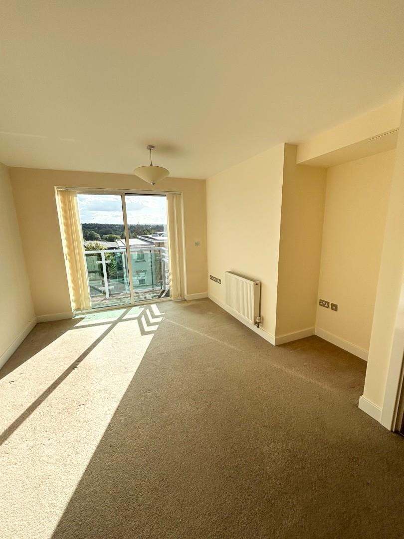 Flat Highbury Drive in Mole Valley