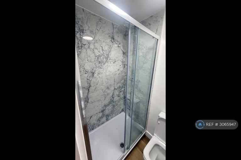 Room Masefield Avenue in Greater London