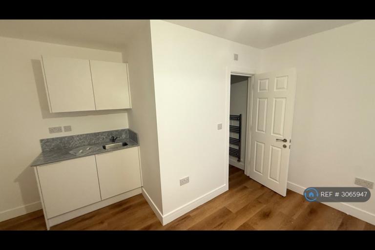 Room Masefield Avenue in Greater London