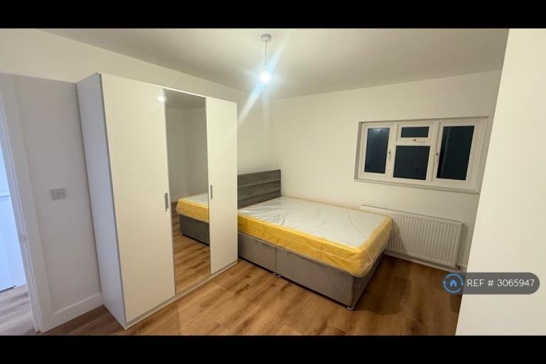 Room Masefield Avenue in Greater London