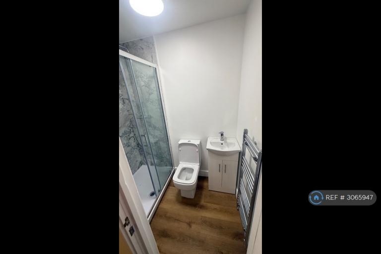 Room Masefield Avenue in Greater London