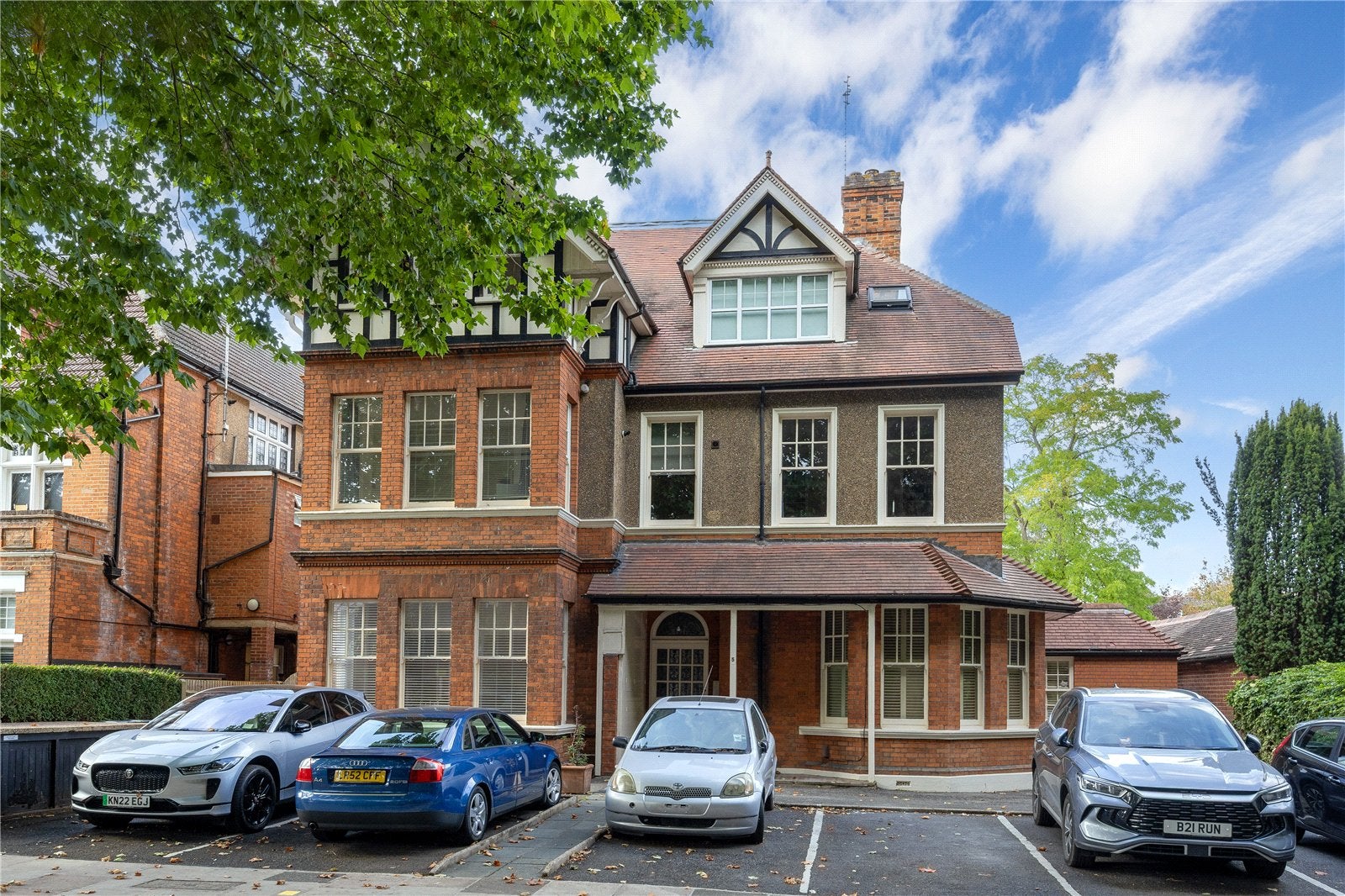 Flat Riverdale Gardens in Greater London