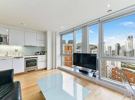 Flat Westferry Circus in Greater London