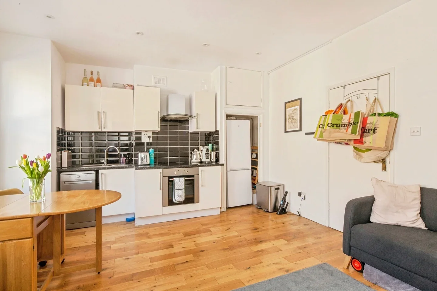 Flat Heyford Avenue in Greater London