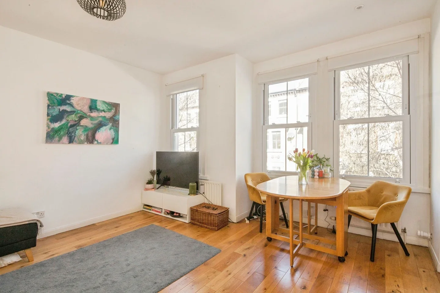 Flat Heyford Avenue in Greater London