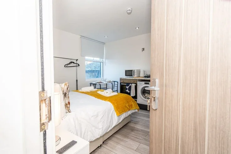 Flat Mitcham Road in Greater London