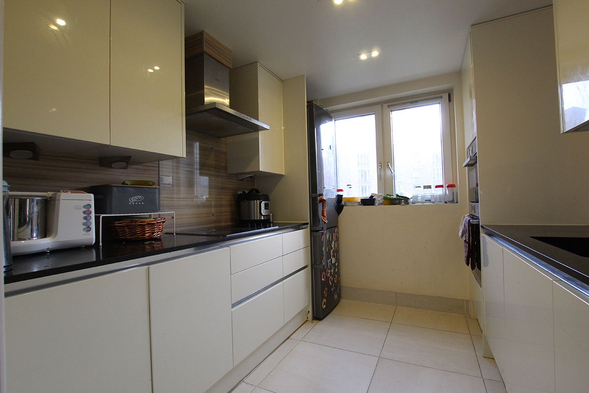 Flat Westferry Road in Greater London