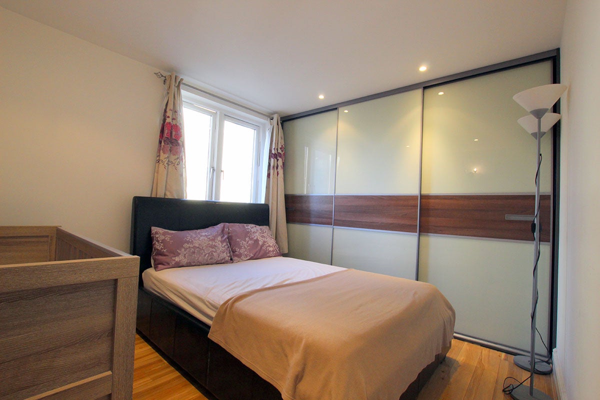 Flat Westferry Road in Greater London