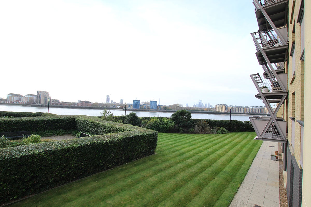 Flat Westferry Road in Greater London