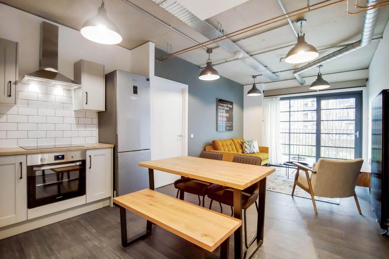 Room South Way in Greater London