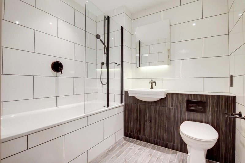 Room South Way in Greater London