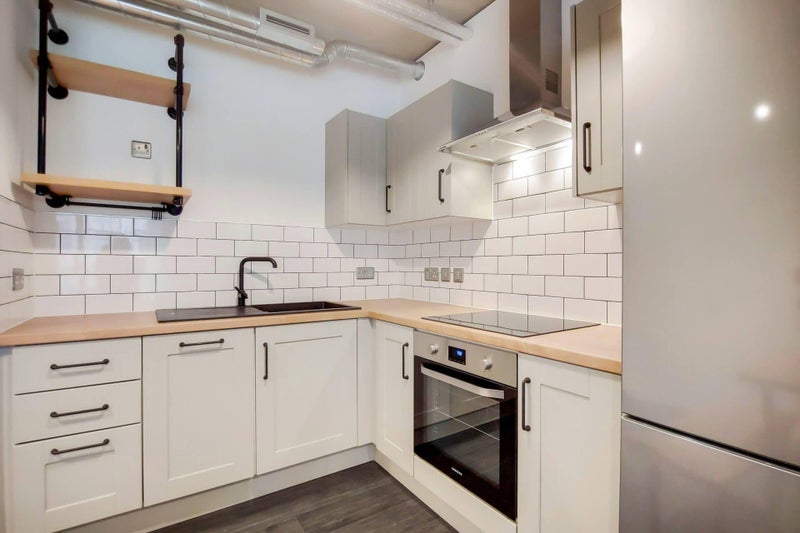 Room South Way in Greater London