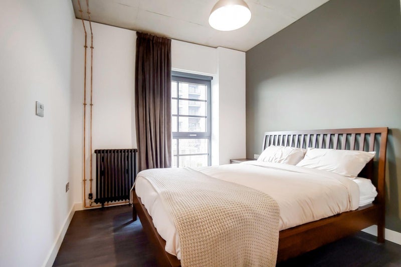 Room South Way in Greater London