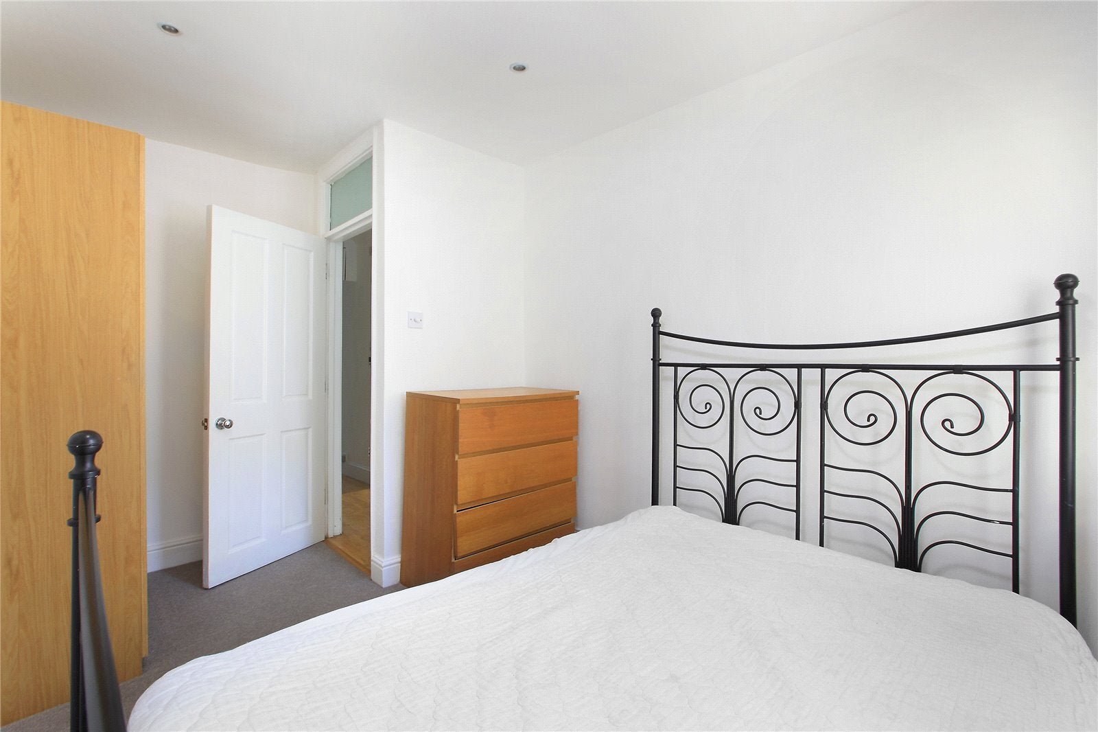 Flat Trinity Road in Greater London