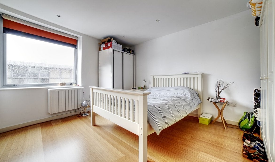 Flat Tanner Street in Greater London