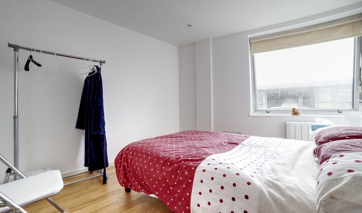 Flat Tanner Street in Greater London