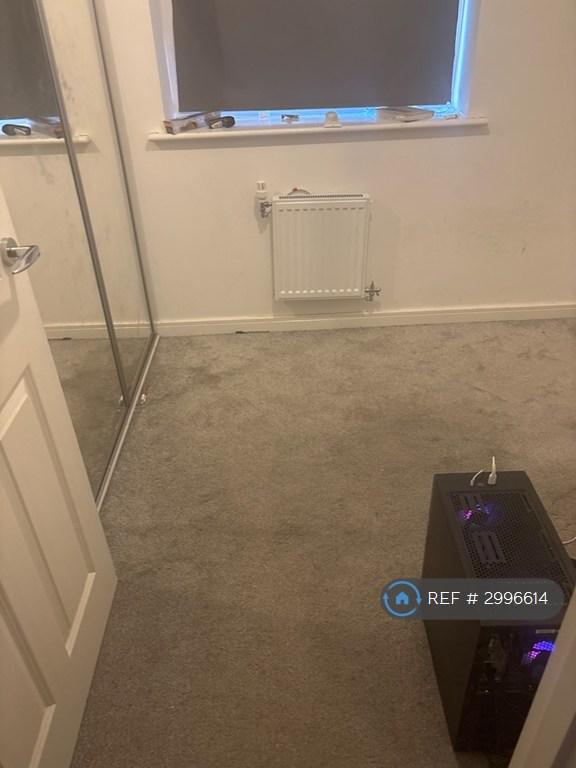 Room Dovestone Close in Thurrock