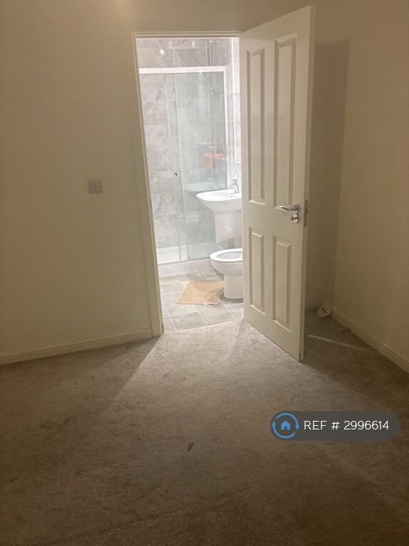 Room Dovestone Close in Thurrock