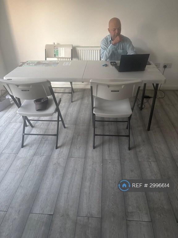 Room Dovestone Close in Thurrock